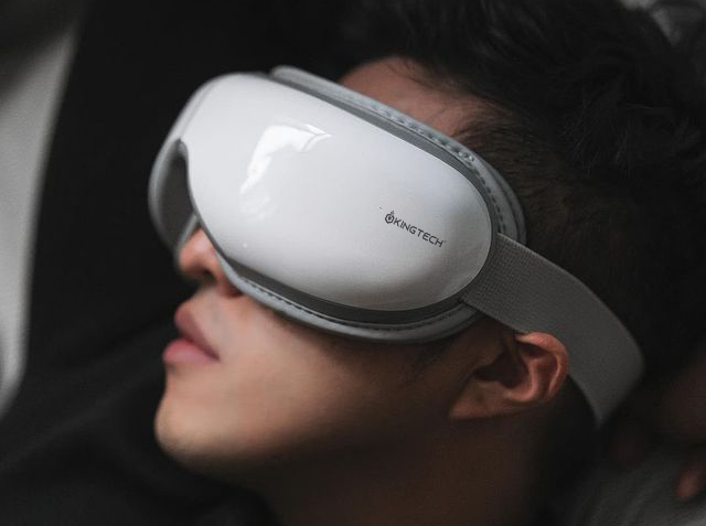 Đeo máy massage mắt