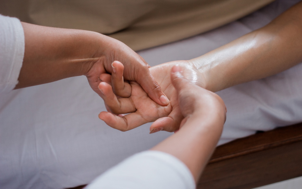 5 Mẹo Sử Dụng Súng Massage Trên Tay Của Bạn 2 massage tay giam dau 3 1024x640 1