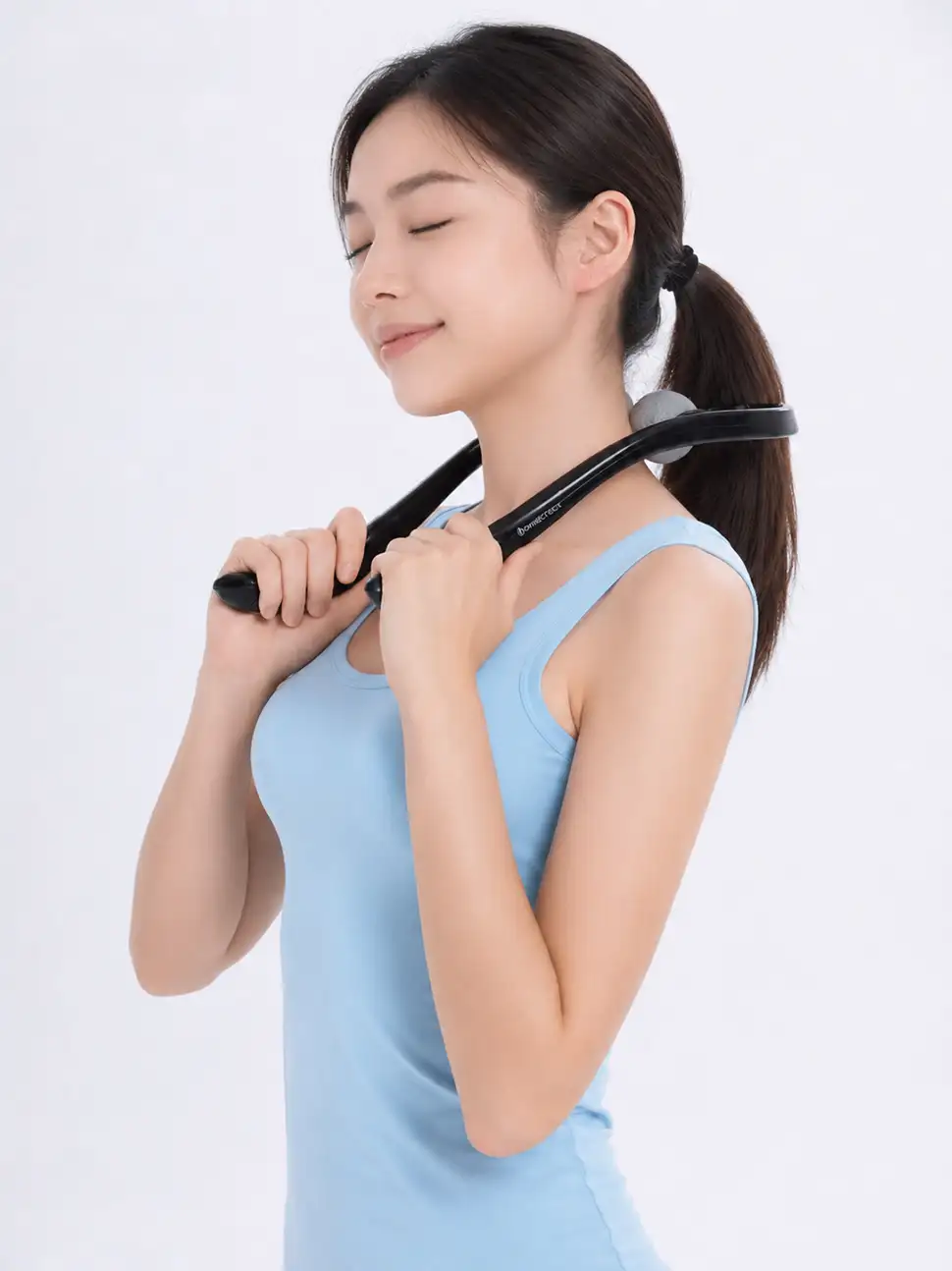 Người phụ nữ sử dụng dụng cụ massage cổ vai gáy KINGTECH với hai đầu massage bi tròn trong tư thế thư giãn
