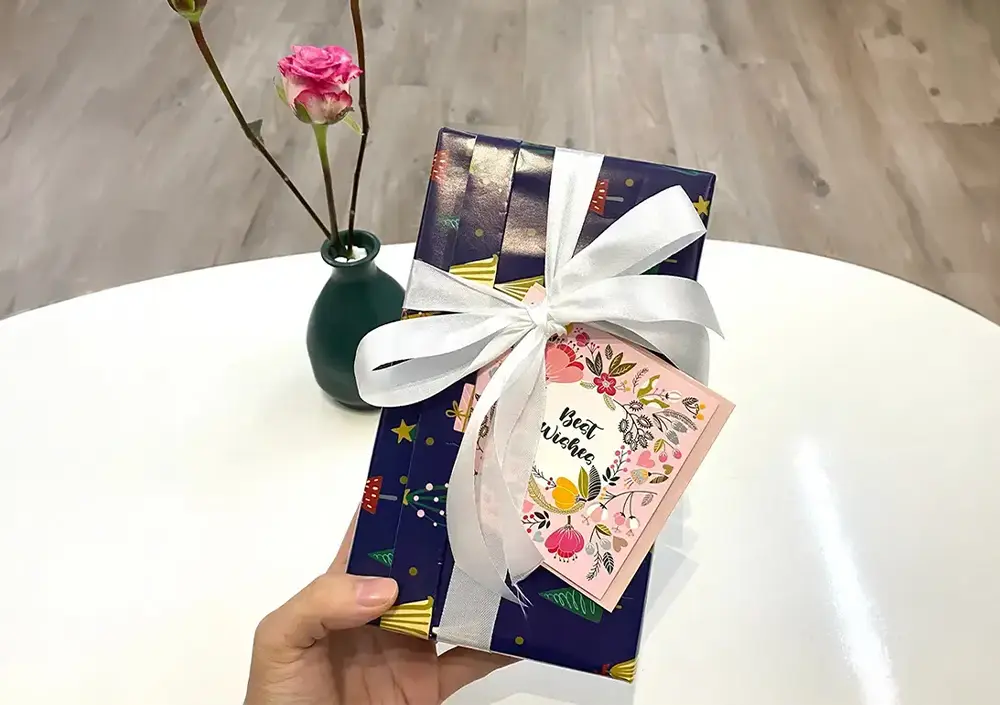 11. Dịch vụ gói quà và thiệp