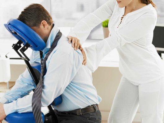 5 lý do tại sao bạn cần massage thường xuyên tại nơi làm việc