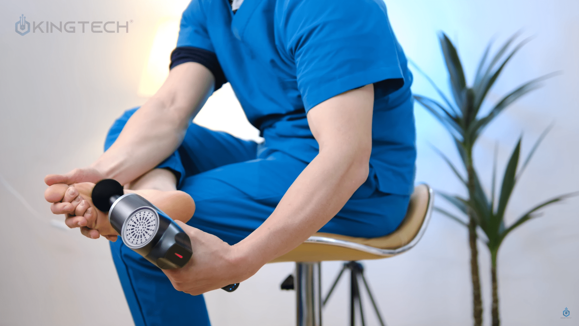 Cách Sử Dụng Súng Massage Cho Tình Trạng Đau Mỏi Bàn Chân