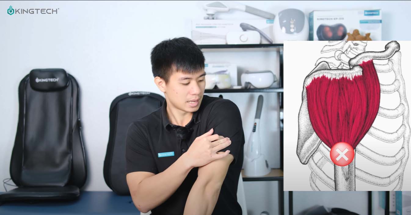Cách sử dụng súng massage hỗ trợ đau vai.