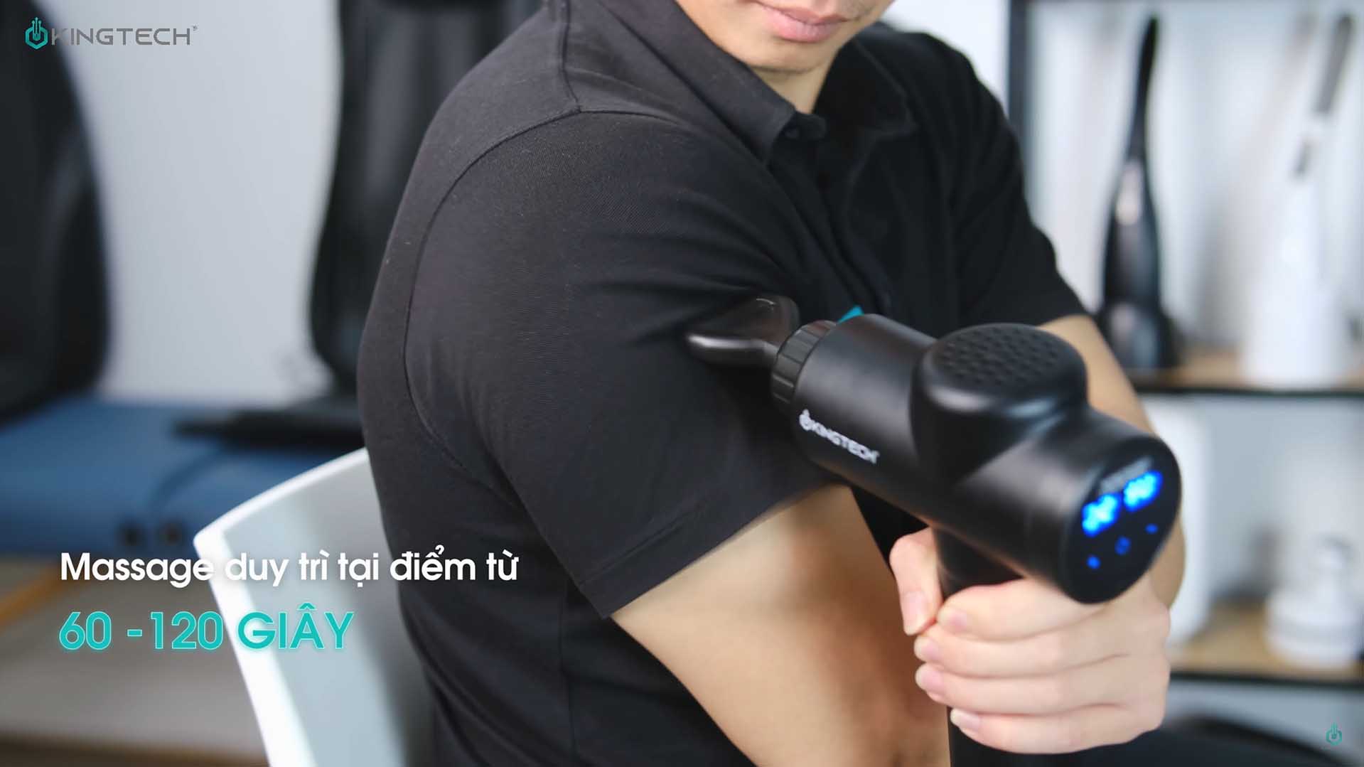 Cách sử dụng súng massage hỗ trợ đau vai.