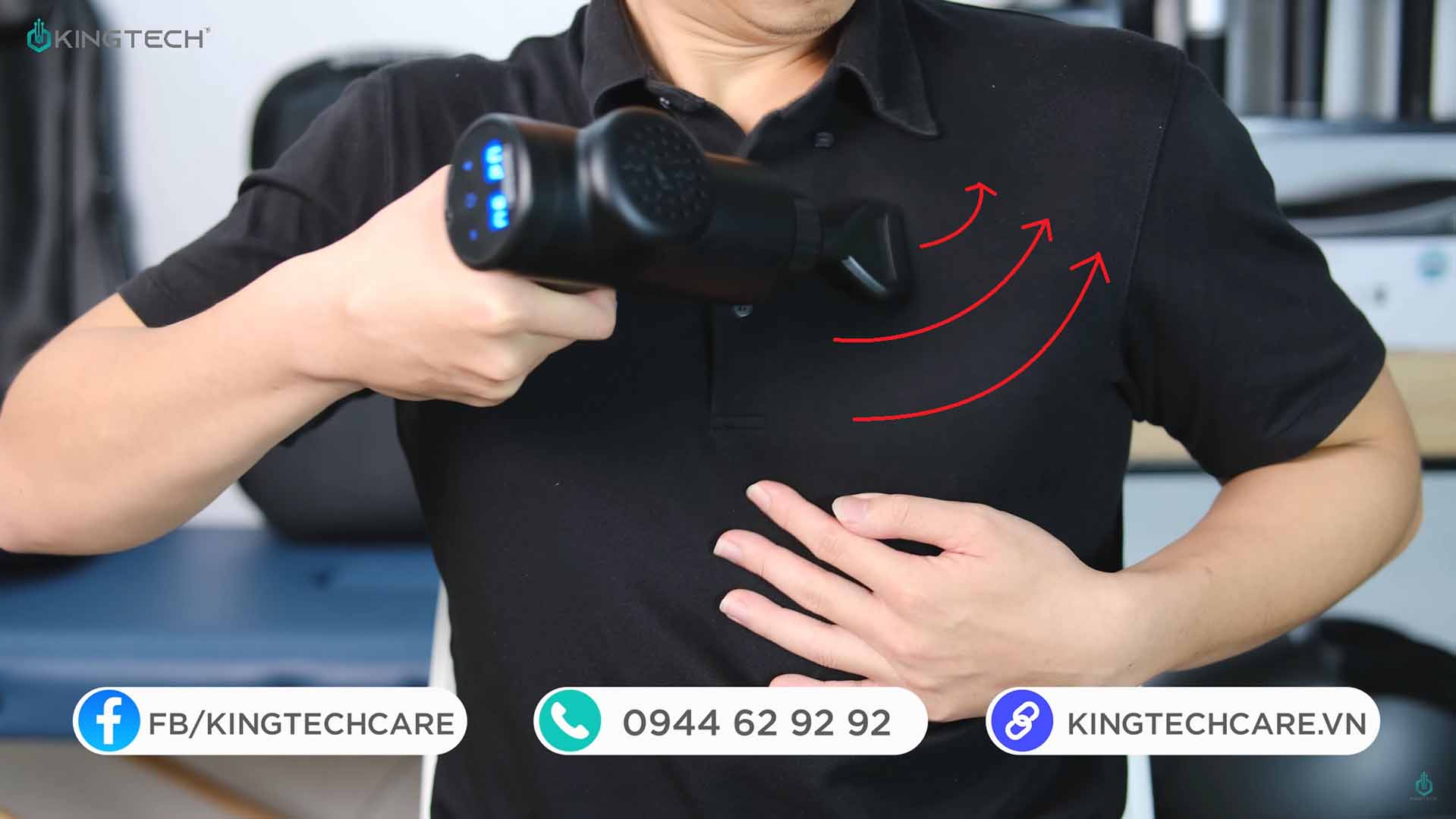 Cách sử dụng súng massage hỗ trợ đau vai.